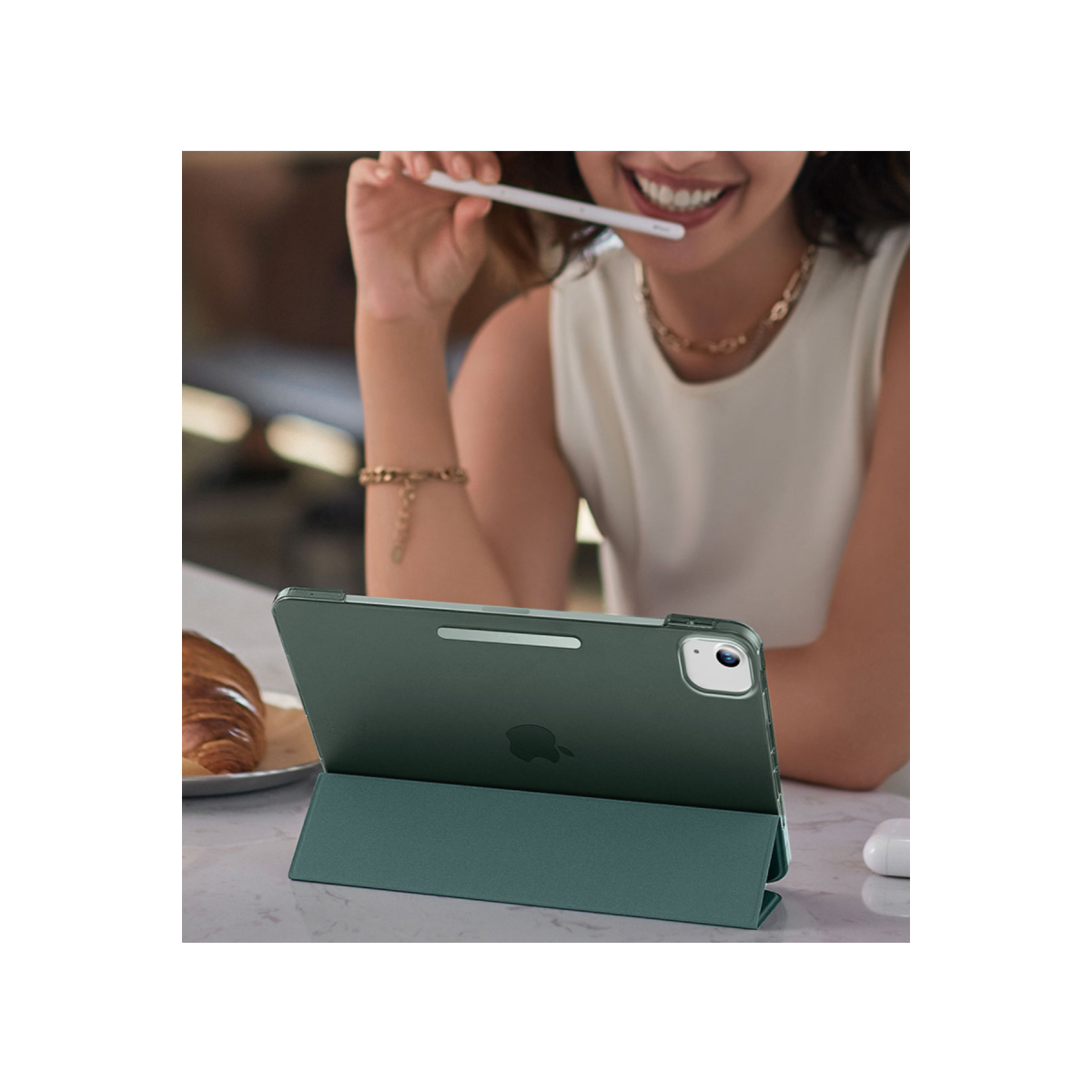 ESR Apple iPad Air 13 (2024) Ascend Trifold Tablet Kılıfı - Koyu Yeşil