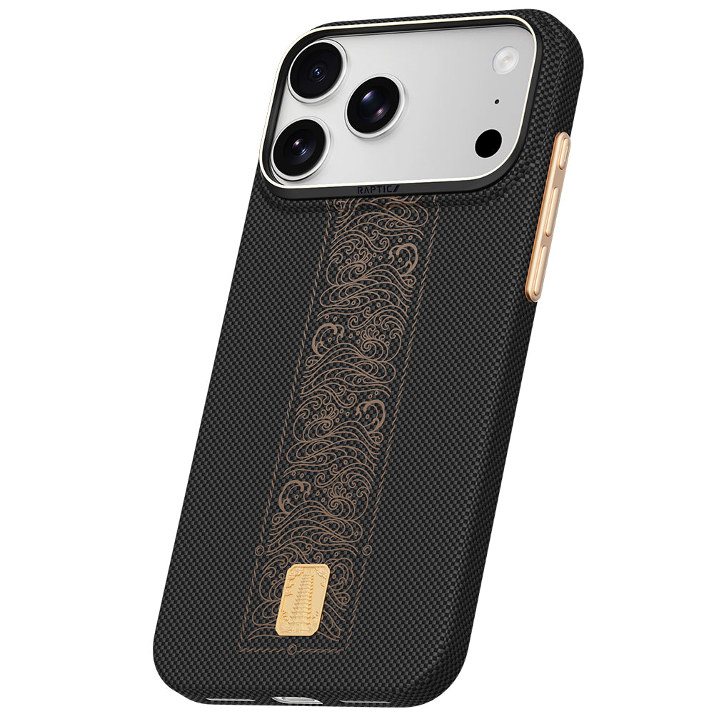 Apple iPhone 18 Pro Kılıf MagSafe Şarj Özellikli Raptic Aramid Skin Rise Serisi 24 Ayar Altın Kaplamalı Karbon Kapak - Siyah