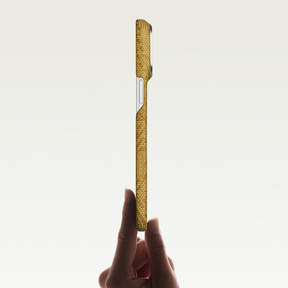 Apple iPhone 18 Pro Max Kılıf MagSafe Şarj Özellikli Aramid Karbon Fiber Pitaka Wind Over Wheat Serisi Kapak - Gold