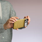 Apple iPhone 18 Pro Max Kılıf MagSafe Şarj Özellikli Aramid Karbon Fiber Pitaka Wind Over Wheat Serisi Kapak - Gold
