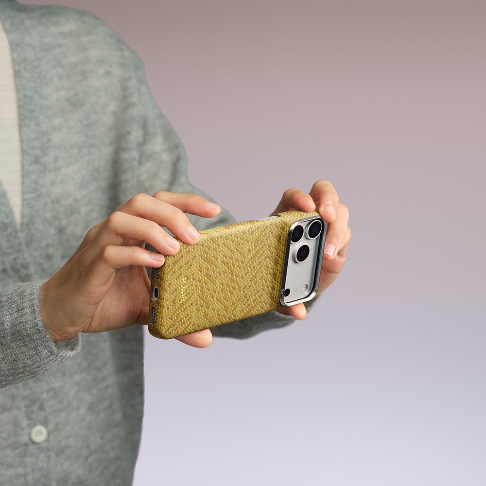 Apple iPhone 18 Pro Max Kılıf MagSafe Şarj Özellikli Aramid Karbon Fiber Pitaka Wind Over Wheat Serisi Kapak - Gold