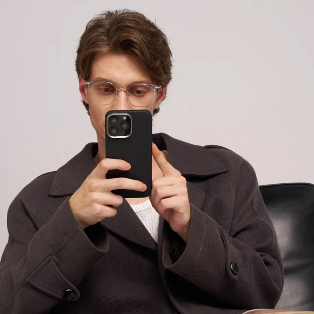 __genel|7|apple-iphone-16-pro-kilif-m-safe-sarj-ozellikli-600d-aramid-karbon-fiber-pitaka-ultra-slim-classic-serisi-black-grey-twill-kapak-08|Apple iPhone 16 Pro Kılıf MagSafe Şarj Özellikli 600D Aramid Karbon Fiber Pitaka Ultra-Slim Classic Serisi Black-Grey Twill Kapak