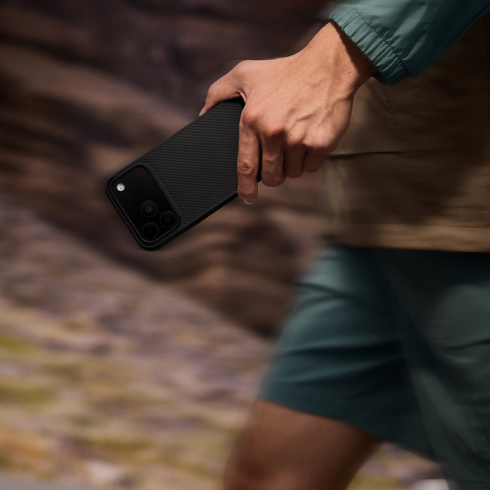 __genel|5|apple-iphone-17-pro-max-kilif-m-safe-sarj-ozellikli-pitaka-aramid-pro-guard-serisi-black-gray-karbon-kapak-06|Apple iPhone 17 Pro Max Kılıf MagSafe Şarj Özellikli Pitaka Aramid Pro Guard Serisi Black-Gray Karbon Kapak