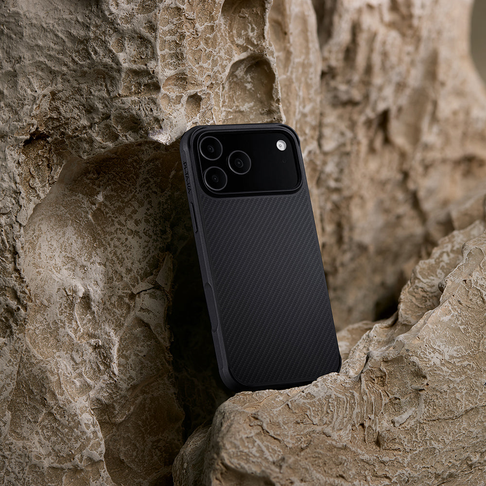 __genel|6|apple-iphone-17-pro-max-kilif-m-safe-sarj-ozellikli-pitaka-aramid-pro-guard-serisi-black-gray-karbon-kapak-07|Apple iPhone 17 Pro Max Kılıf MagSafe Şarj Özellikli Pitaka Aramid Pro Guard Serisi Black-Gray Karbon Kapak